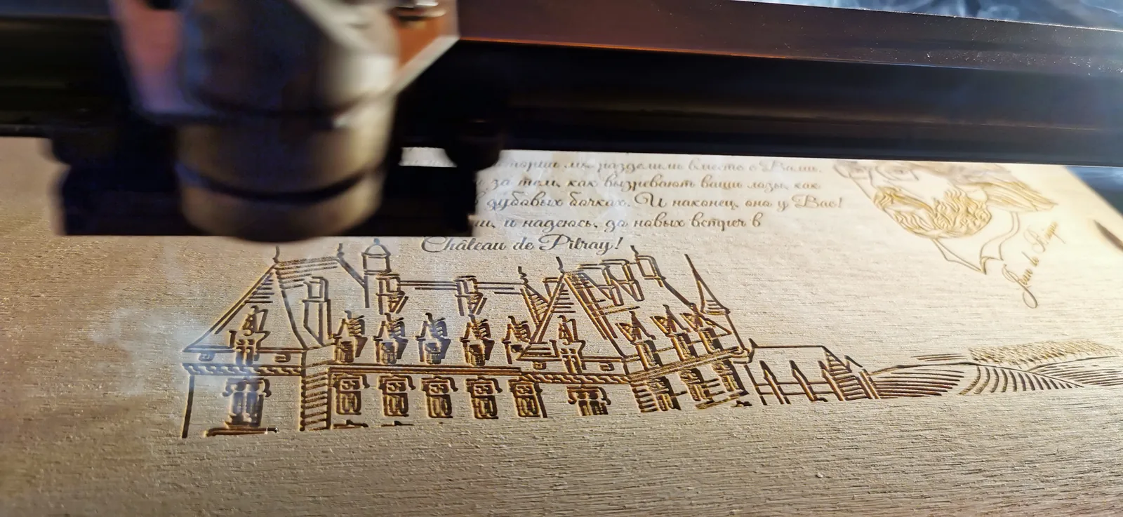 Персональная гравировка на деревянной крышке ящика Château de Pitray для именного вина iWinemaker